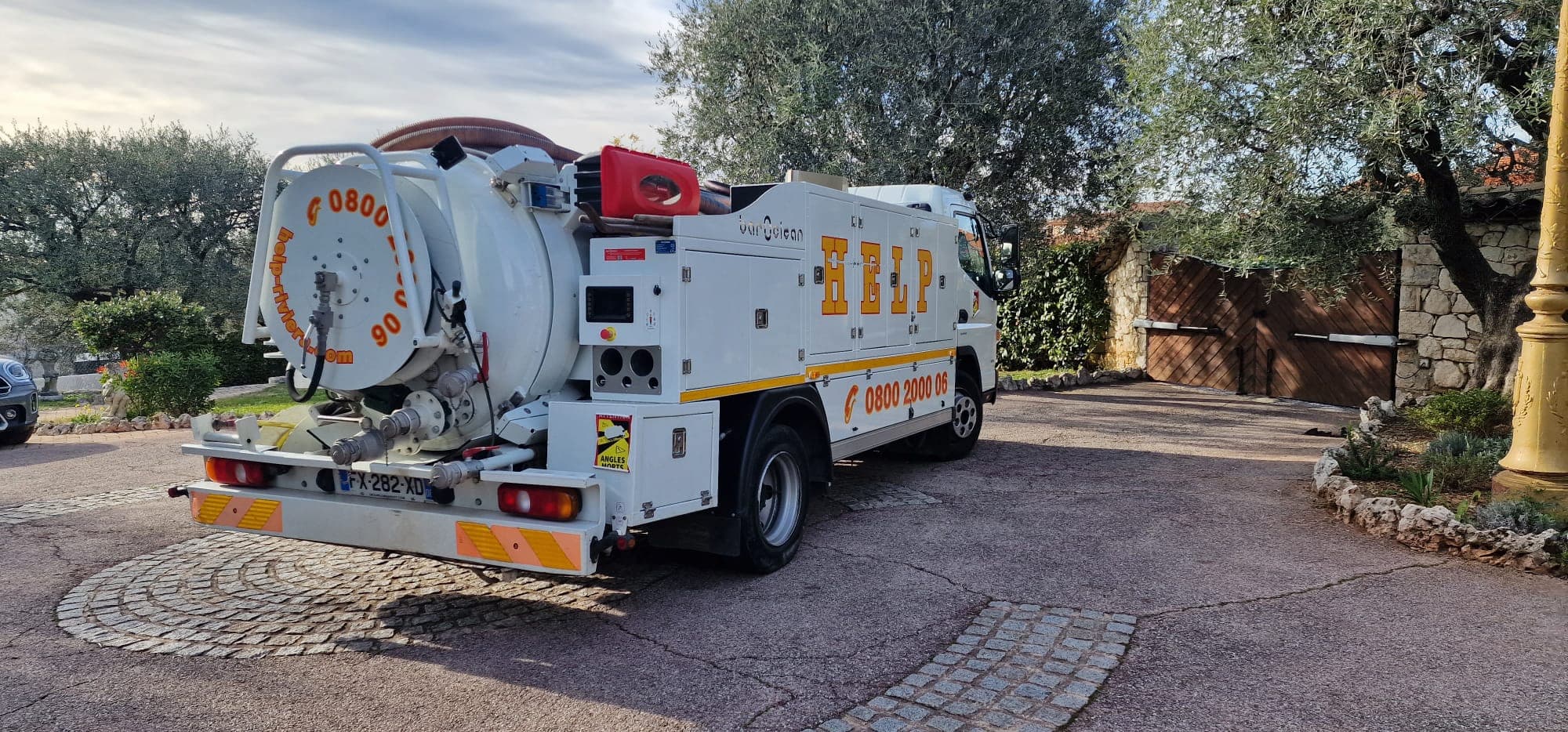 Camion d’intervention Help Riviera à Cannes, offrant des solutions rapides et fiables pour vos besoins en plomberie et chauffage.