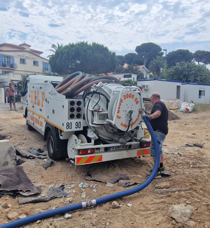 Services complets d’assainissement à Cannes : vidange, curage et débouchage.